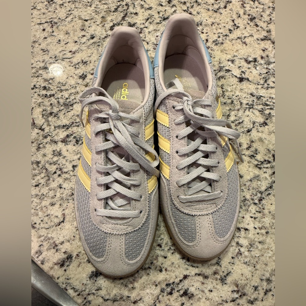 adidas beige sneakers with yellow stripes and light blue heel - Picture 2 of 7